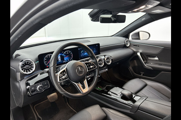 Mercedes-Benz A-Klasse 180 Business Solution Luxury (SFEERVERLICHTING, STOELVERWARMING, LEER, LED, GOED ONDERHOUDEN, 1e EIGENAAR)