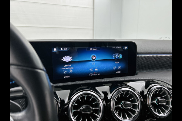 Mercedes-Benz A-Klasse 180 Business Solution Luxury (SFEERVERLICHTING, STOELVERWARMING, LEER, LED, GOED ONDERHOUDEN, 1e EIGENAAR)