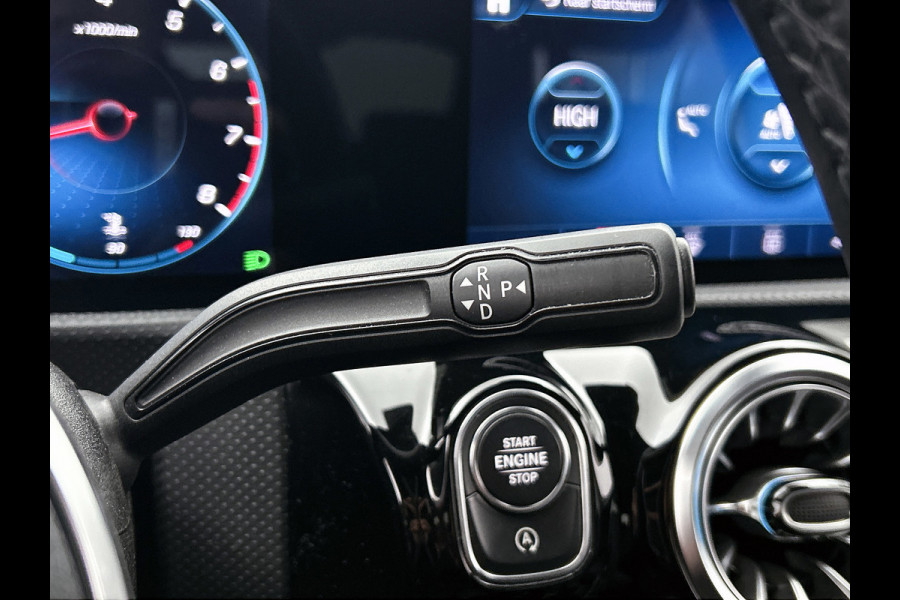 Mercedes-Benz A-Klasse 180 Business Solution Luxury (SFEERVERLICHTING, STOELVERWARMING, LEER, LED, GOED ONDERHOUDEN, 1e EIGENAAR)