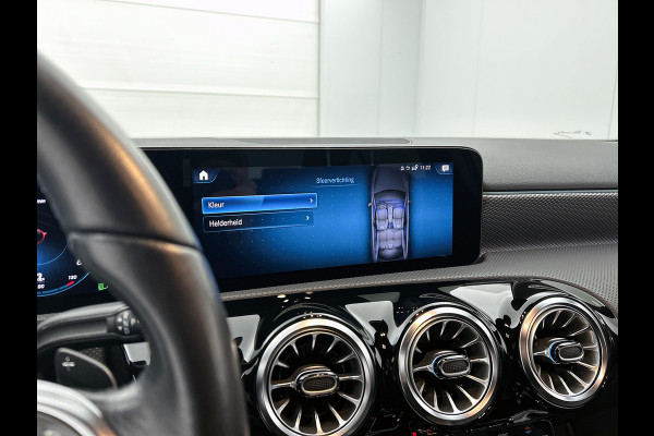 Mercedes-Benz A-Klasse 180 Business Solution Luxury (SFEERVERLICHTING, STOELVERWARMING, LEER, LED, GOED ONDERHOUDEN, 1e EIGENAAR)