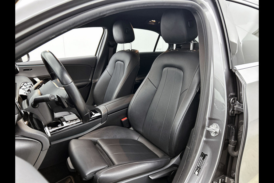Mercedes-Benz A-Klasse 180 Business Solution Luxury (SFEERVERLICHTING, STOELVERWARMING, LEER, LED, GOED ONDERHOUDEN, 1e EIGENAAR)