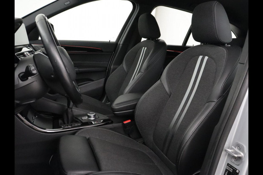 BMW X1 sDrive18i Executive Edition | Sport Line | Head-Up | Camera | Sportstoelen | Half leder | Full LED | Navigatie | Park Assist | Safety Pack | Climate control | Cruise control | DAB