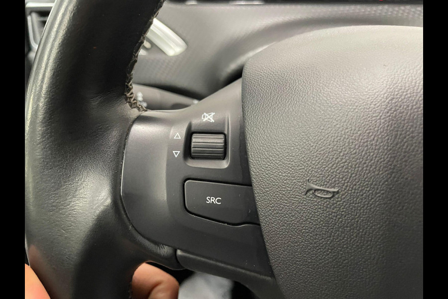 Peugeot 2008 1.2 PureTech Allure Navigatie Parkeersensoren achter Cruise Control Climate Control Half leder Lichtmetalen velgen Getinte ramen