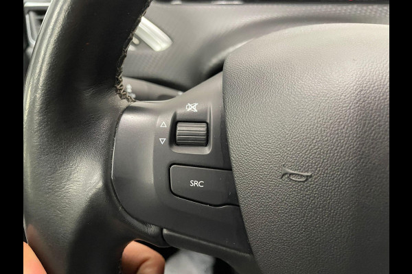 Peugeot 2008 1.2 PureTech Allure Navigatie Parkeersensoren achter Cruise Control Climate Control Half leder Lichtmetalen velgen Getinte ramen
