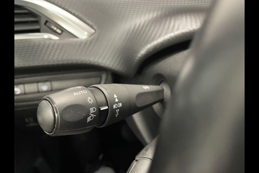Peugeot 2008 1.2 PureTech Allure Navigatie Parkeersensoren achter Cruise Control Climate Control Half leder Lichtmetalen velgen Getinte ramen