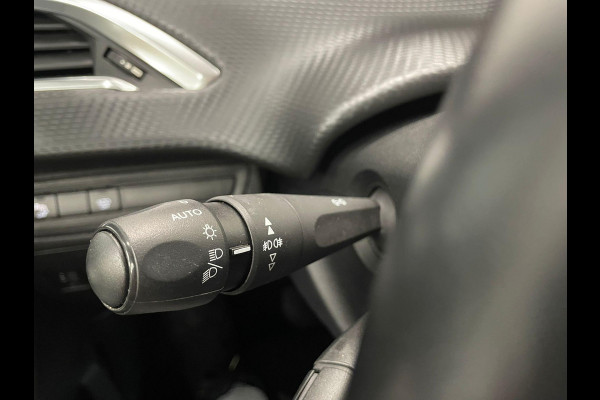 Peugeot 2008 1.2 PureTech Allure Navigatie Parkeersensoren achter Cruise Control Climate Control Half leder Lichtmetalen velgen Getinte ramen