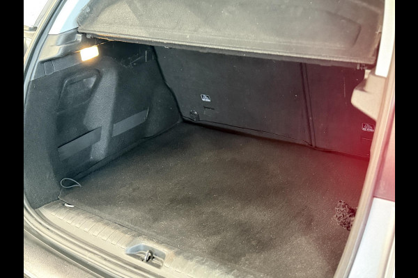 Peugeot 2008 1.2 PureTech Allure Navigatie Parkeersensoren achter Cruise Control Climate Control Half leder Lichtmetalen velgen Getinte ramen