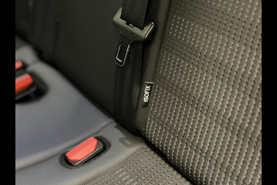 Peugeot 2008 1.2 PureTech Allure Navigatie Parkeersensoren achter Cruise Control Climate Control Half leder Lichtmetalen velgen Getinte ramen