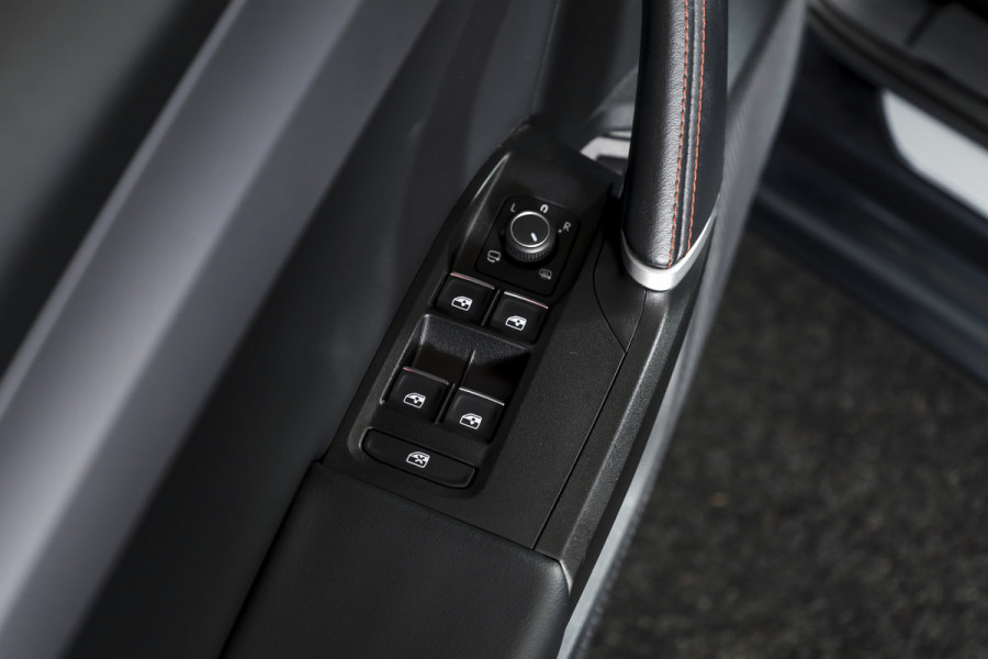 Seat Leon 1.4 TSI eHybrid 204 PK PHEV FR Business Intense - Automaat | S/K-Dak | Dig. Cockpit | Adapt. Cruise | Stoel-+Stuurverw. | PDC | Camera | NAV + App. Connect | ECC | LM 18" |