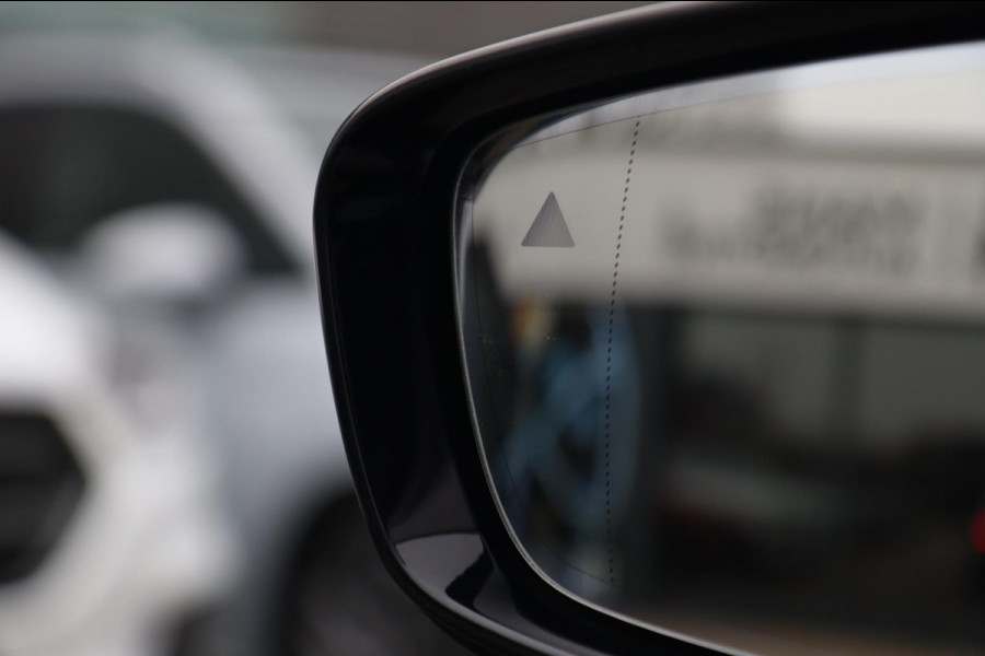 BMW 3-serie 330i M Sport / PANO / KEYLESS / ACC / CAMERA / DODEHOEK / CARPLAY