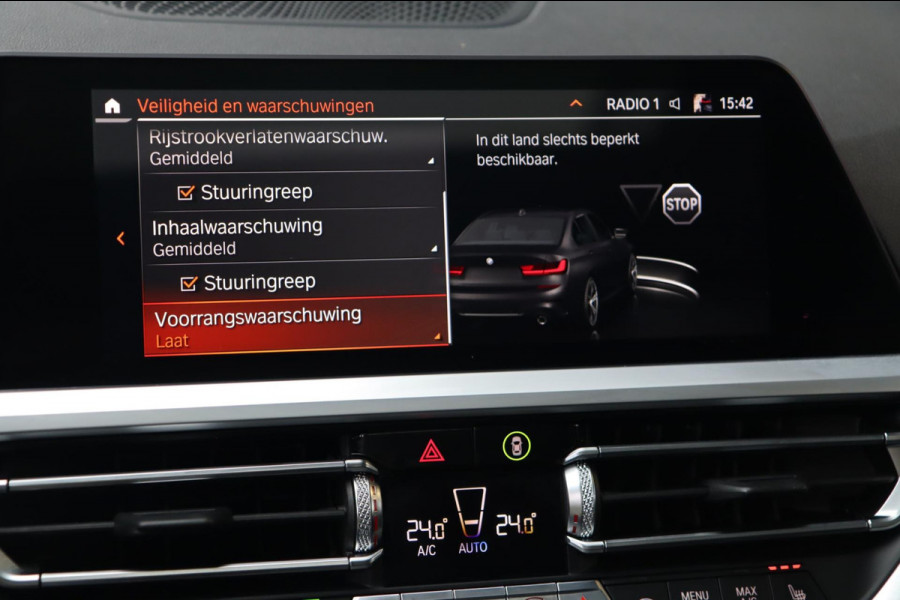 BMW 3-serie 330i M Sport / PANO / KEYLESS / ACC / CAMERA / DODEHOEK / CARPLAY