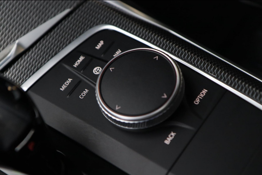 BMW 3-serie 330i M Sport / PANO / KEYLESS / ACC / CAMERA / DODEHOEK / CARPLAY