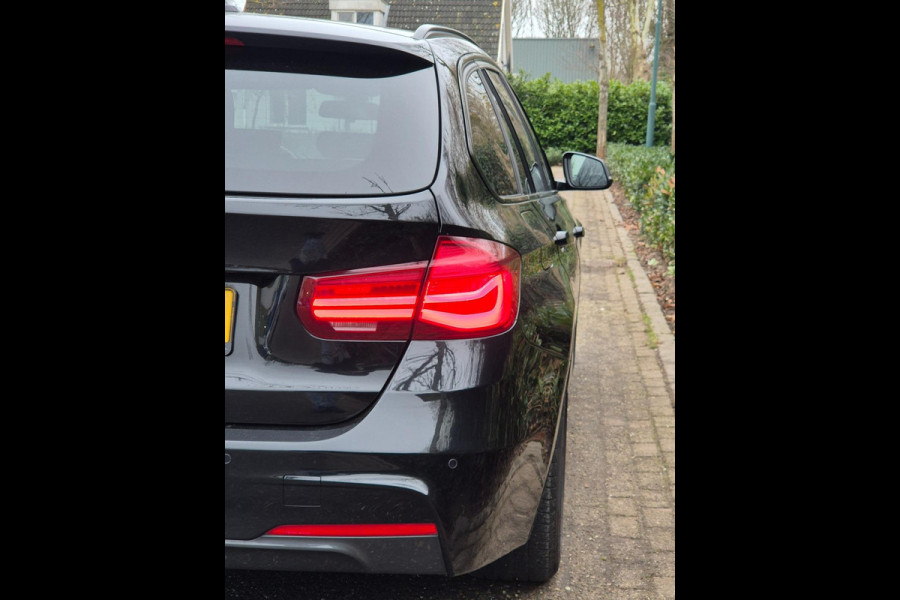 BMW 3 Serie Touring F31 M Sport Apple CarPlay 6WB virtual dash Breedset NAP NL 318i M Sport Edition
