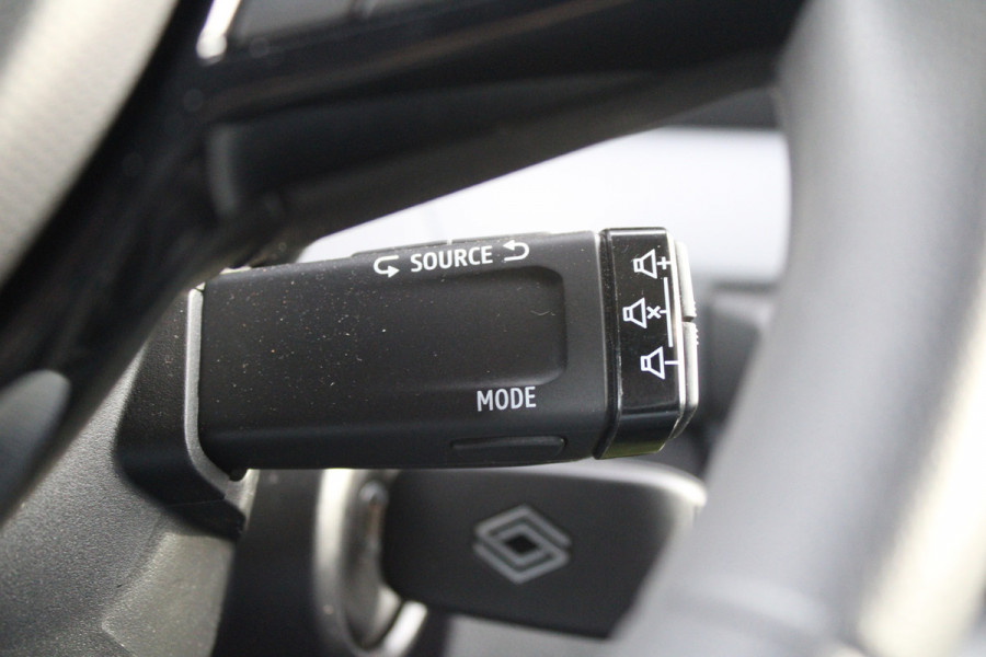 Renault Master T35 2.0 dCi 130 L2H2 Advance 130pk - Camera - 270gr Deuren - Voorruit verwarming - Trekhaak - Carplay - Cruise - LED - Rijklaar