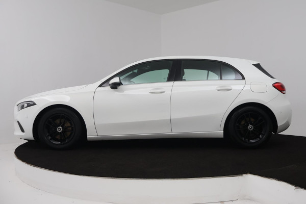 Mercedes-Benz A-Klasse 180 Premium Plus (STOELVERWARMING, ACHTERUITRIJCAMERA, CRUISE CONTROL, NAVIGATIE)