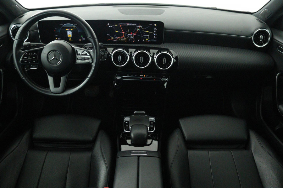 Mercedes-Benz A-Klasse 180 Premium Plus (STOELVERWARMING, ACHTERUITRIJCAMERA, CRUISE CONTROL, NAVIGATIE)