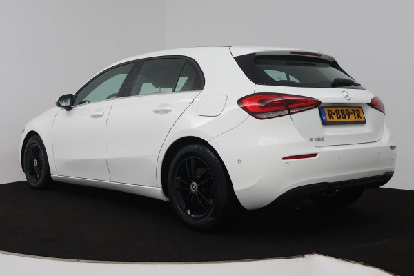 Mercedes-Benz A-Klasse 180 Premium Plus (STOELVERWARMING, ACHTERUITRIJCAMERA, CRUISE CONTROL, NAVIGATIE)