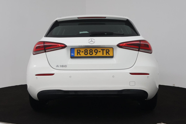 Mercedes-Benz A-Klasse 180 Premium Plus (STOELVERWARMING, ACHTERUITRIJCAMERA, CRUISE CONTROL, NAVIGATIE)