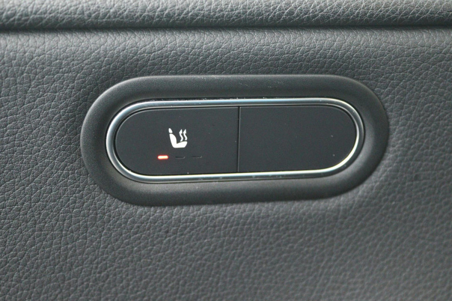 Mercedes-Benz A-Klasse 180 Premium Plus (STOELVERWARMING, ACHTERUITRIJCAMERA, CRUISE CONTROL, NAVIGATIE)