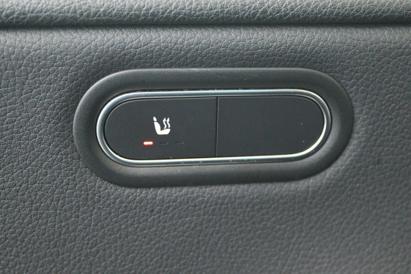 Mercedes-Benz A-Klasse 180 Premium Plus (STOELVERWARMING, ACHTERUITRIJCAMERA, CRUISE CONTROL, NAVIGATIE)