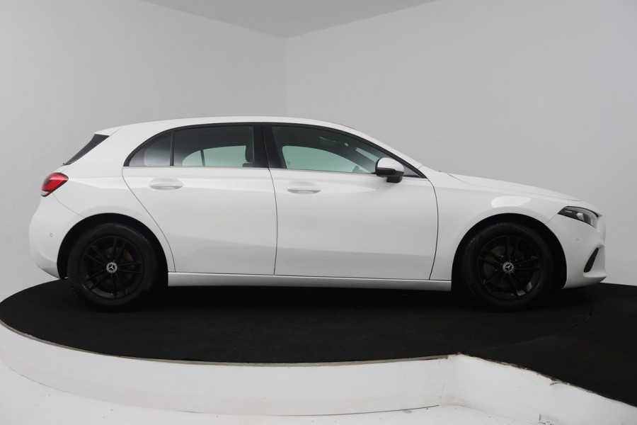 Mercedes-Benz A-Klasse 180 Premium Plus (STOELVERWARMING, ACHTERUITRIJCAMERA, CRUISE CONTROL, NAVIGATIE)