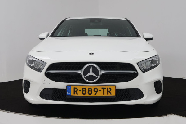 Mercedes-Benz A-Klasse 180 Premium Plus (STOELVERWARMING, ACHTERUITRIJCAMERA, CRUISE CONTROL, NAVIGATIE)