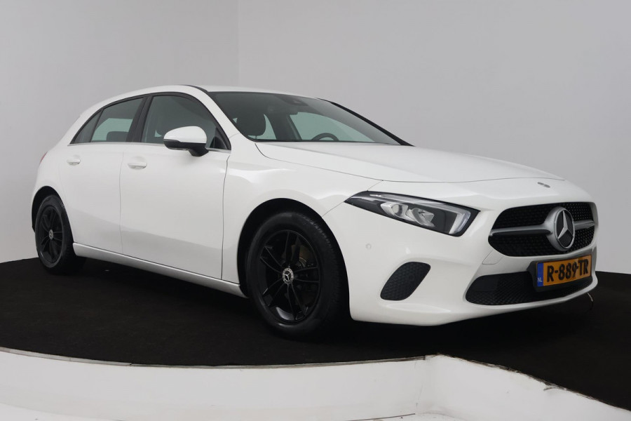 Mercedes-Benz A-Klasse 180 Premium Plus (STOELVERWARMING, ACHTERUITRIJCAMERA, CRUISE CONTROL, NAVIGATIE)