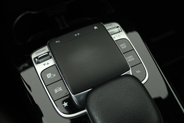 Mercedes-Benz A-Klasse 180 Premium Plus (STOELVERWARMING, ACHTERUITRIJCAMERA, CRUISE CONTROL, NAVIGATIE)