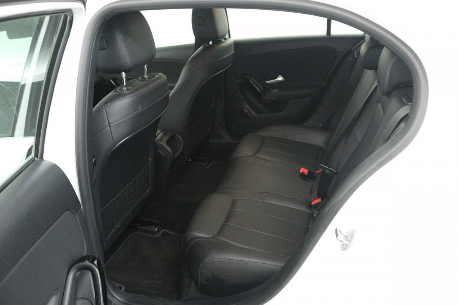 Mercedes-Benz A-Klasse 180 Premium Plus (STOELVERWARMING, ACHTERUITRIJCAMERA, CRUISE CONTROL, NAVIGATIE)