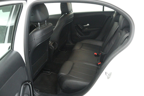 Mercedes-Benz A-Klasse 180 Premium Plus (STOELVERWARMING, ACHTERUITRIJCAMERA, CRUISE CONTROL, NAVIGATIE)