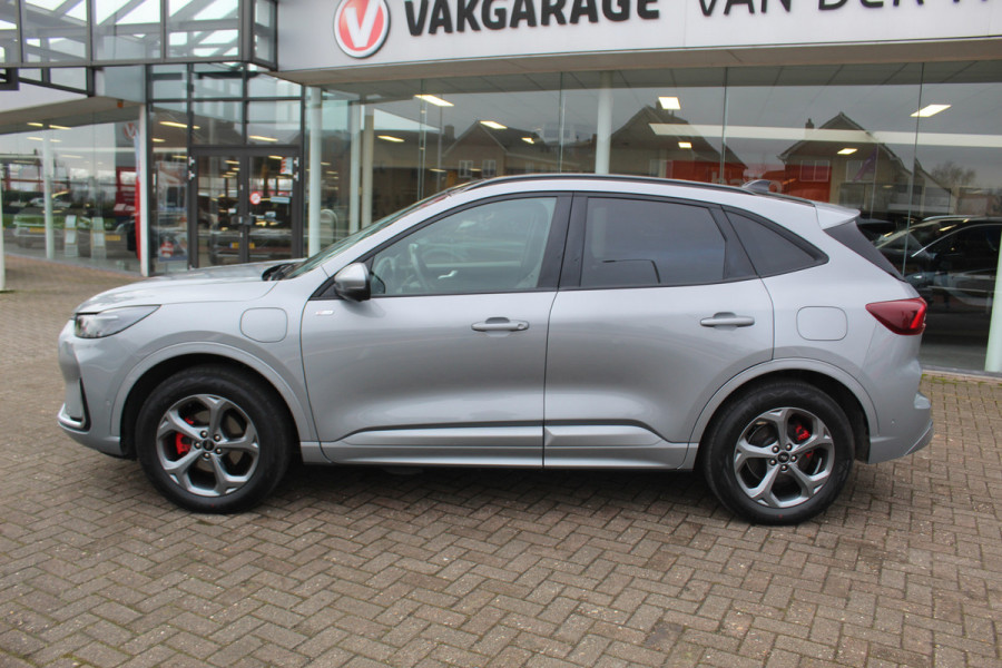 Ford Kuga 2.5-243pk PHEV ST-Line X. Van €. 54.937,- voor €. 43.735,- Trekgewicht van 2.100kg ! Elektr. panodak., elektr. trekhaak, stoel-, stuur- en voorraamverw., 360gr. Camera, HUD, AppleCarplay/Androidauto, Elektr. verstelb. comfortstoelen, LED verl.
