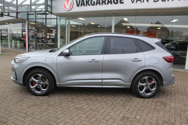 Ford Kuga 2.5-243pk PHEV ST-Line X. Van €. 54.937,- voor €. 43.735,- Trekgewicht van 2.100kg ! Elektr. panodak., elektr. trekhaak, stoel-, stuur- en voorraamverw., 360gr. Camera, HUD, AppleCarplay/Androidauto, Elektr. verstelb. comfortstoelen, LED verl.