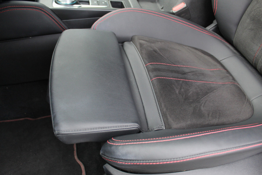 Ford Kuga 2.5-243pk PHEV ST-Line X. Van €. 54.937,- voor €. 43.735,- Trekgewicht van 2.100kg ! Elektr. panodak., elektr. trekhaak, stoel-, stuur- en voorraamverw., 360gr. Camera, HUD, AppleCarplay/Androidauto, Elektr. verstelb. comfortstoelen, LED verl.