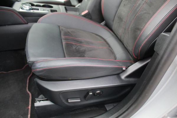 Ford Kuga 2.5-243pk PHEV ST-Line X. Van €. 54.937,- voor €. 43.735,- Trekgewicht van 2.100kg ! Elektr. panodak., elektr. trekhaak, stoel-, stuur- en voorraamverw., 360gr. Camera, HUD, AppleCarplay/Androidauto, Elektr. verstelb. comfortstoelen, LED verl.