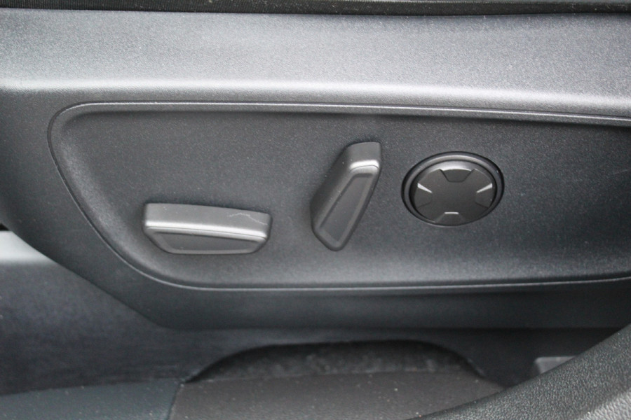 Ford Kuga 2.5-243pk PHEV ST-Line X. Van €. 54.937,- voor €. 43.735,- Trekgewicht van 2.100kg ! Elektr. panodak., elektr. trekhaak, stoel-, stuur- en voorraamverw., 360gr. Camera, HUD, AppleCarplay/Androidauto, Elektr. verstelb. comfortstoelen, LED verl.