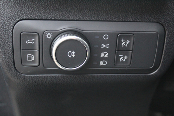 Ford Kuga 2.5-243pk PHEV ST-Line X. Van €. 54.937,- voor €. 43.735,- Trekgewicht van 2.100kg ! Elektr. panodak., elektr. trekhaak, stoel-, stuur- en voorraamverw., 360gr. Camera, HUD, AppleCarplay/Androidauto, Elektr. verstelb. comfortstoelen, LED verl.