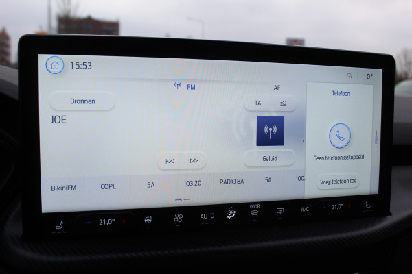 Ford Kuga 2.5-243pk PHEV ST-Line X. Van €. 54.937,- voor €. 43.735,- Trekgewicht van 2.100kg ! Elektr. panodak., elektr. trekhaak, stoel-, stuur- en voorraamverw., 360gr. Camera, HUD, AppleCarplay/Androidauto, Elektr. verstelb. comfortstoelen, LED verl.