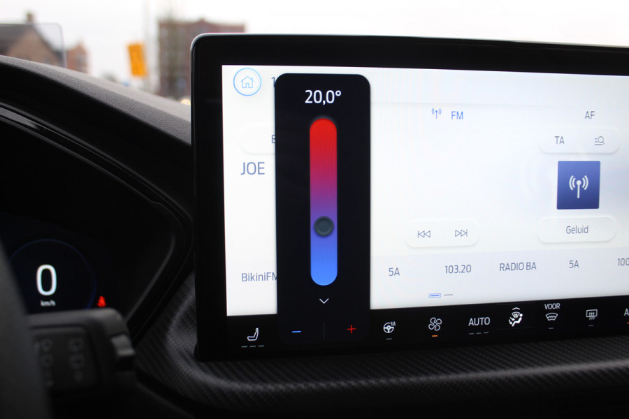 Ford Kuga 2.5-243pk PHEV ST-Line X. Van €. 54.937,- voor €. 43.735,- Trekgewicht van 2.100kg ! Elektr. panodak., elektr. trekhaak, stoel-, stuur- en voorraamverw., 360gr. Camera, HUD, AppleCarplay/Androidauto, Elektr. verstelb. comfortstoelen, LED verl.