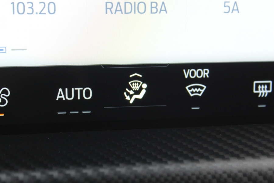 Ford Kuga 2.5-243pk PHEV ST-Line X. Van €. 54.937,- voor €. 43.735,- Trekgewicht van 2.100kg ! Elektr. panodak., elektr. trekhaak, stoel-, stuur- en voorraamverw., 360gr. Camera, HUD, AppleCarplay/Androidauto, Elektr. verstelb. comfortstoelen, LED verl.