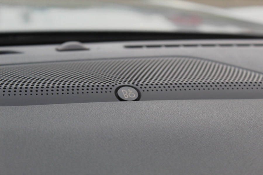 Ford Kuga 2.5-243pk PHEV ST-Line X. Van €. 54.937,- voor €. 43.735,- Trekgewicht van 2.100kg ! Elektr. panodak., elektr. trekhaak, stoel-, stuur- en voorraamverw., 360gr. Camera, HUD, AppleCarplay/Androidauto, Elektr. verstelb. comfortstoelen, LED verl.