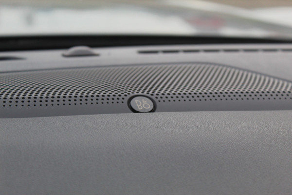 Ford Kuga 2.5-243pk PHEV ST-Line X. Van €. 54.937,- voor €. 43.735,- Trekgewicht van 2.100kg ! Elektr. panodak., elektr. trekhaak, stoel-, stuur- en voorraamverw., 360gr. Camera, HUD, AppleCarplay/Androidauto, Elektr. verstelb. comfortstoelen, LED verl.