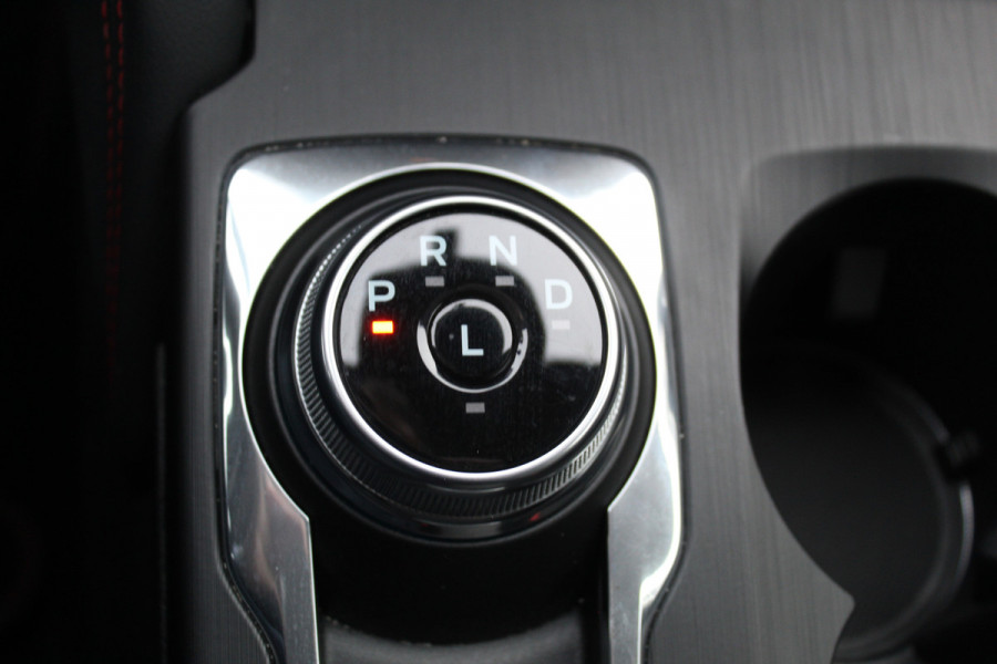 Ford Kuga 2.5-243pk PHEV ST-Line X. Van €. 54.937,- voor €. 43.735,- Trekgewicht van 2.100kg ! Elektr. panodak., elektr. trekhaak, stoel-, stuur- en voorraamverw., 360gr. Camera, HUD, AppleCarplay/Androidauto, Elektr. verstelb. comfortstoelen, LED verl.