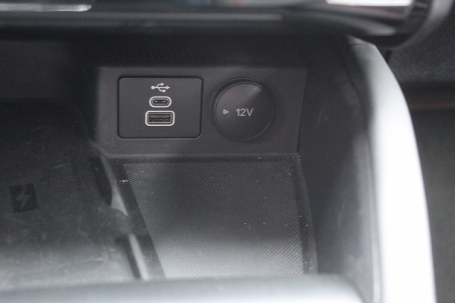 Ford Kuga 2.5-243pk PHEV ST-Line X. Van €. 54.937,- voor €. 43.735,- Trekgewicht van 2.100kg ! Elektr. panodak., elektr. trekhaak, stoel-, stuur- en voorraamverw., 360gr. Camera, HUD, AppleCarplay/Androidauto, Elektr. verstelb. comfortstoelen, LED verl.