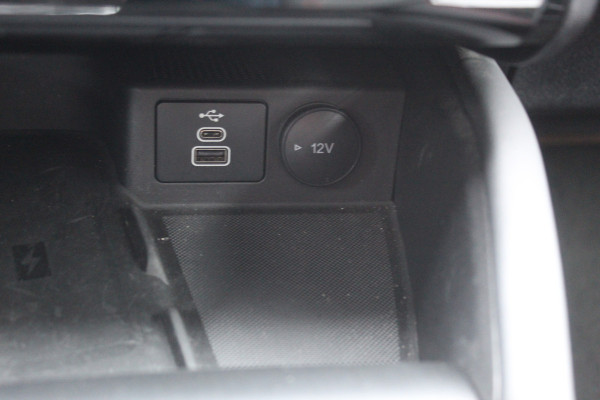 Ford Kuga 2.5-243pk PHEV ST-Line X. Van €. 54.937,- voor €. 43.735,- Trekgewicht van 2.100kg ! Elektr. panodak., elektr. trekhaak, stoel-, stuur- en voorraamverw., 360gr. Camera, HUD, AppleCarplay/Androidauto, Elektr. verstelb. comfortstoelen, LED verl.