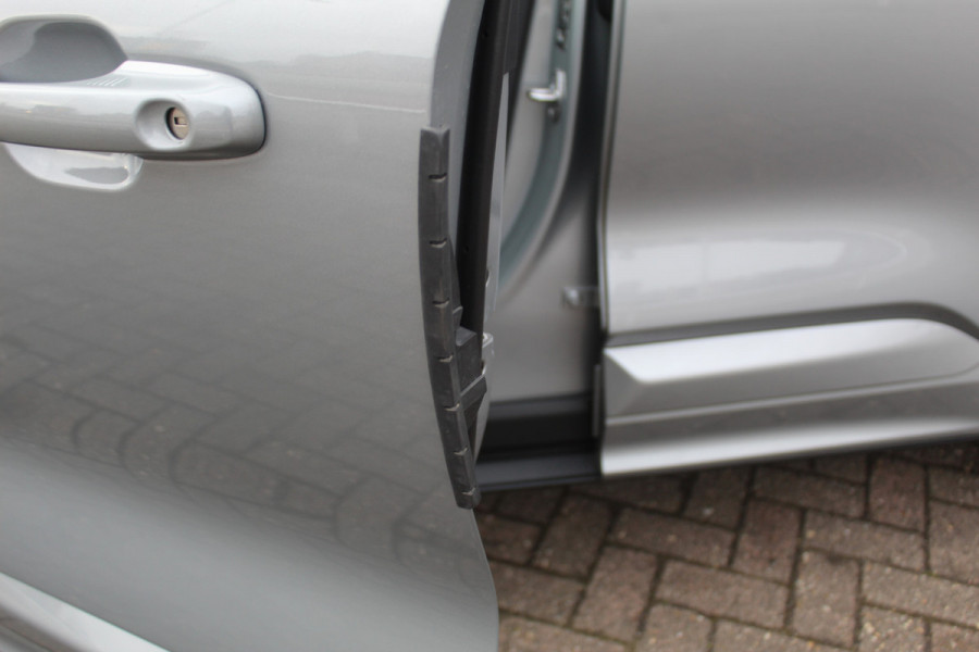 Ford Kuga 2.5-243pk PHEV ST-Line X. Van €. 54.937,- voor €. 43.735,- Trekgewicht van 2.100kg ! Elektr. panodak., elektr. trekhaak, stoel-, stuur- en voorraamverw., 360gr. Camera, HUD, AppleCarplay/Androidauto, Elektr. verstelb. comfortstoelen, LED verl.