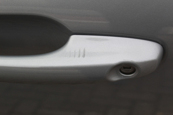 Ford Kuga 2.5-243pk PHEV ST-Line X. Van €. 54.937,- voor €. 43.735,- Trekgewicht van 2.100kg ! Elektr. panodak., elektr. trekhaak, stoel-, stuur- en voorraamverw., 360gr. Camera, HUD, AppleCarplay/Androidauto, Elektr. verstelb. comfortstoelen, LED verl.