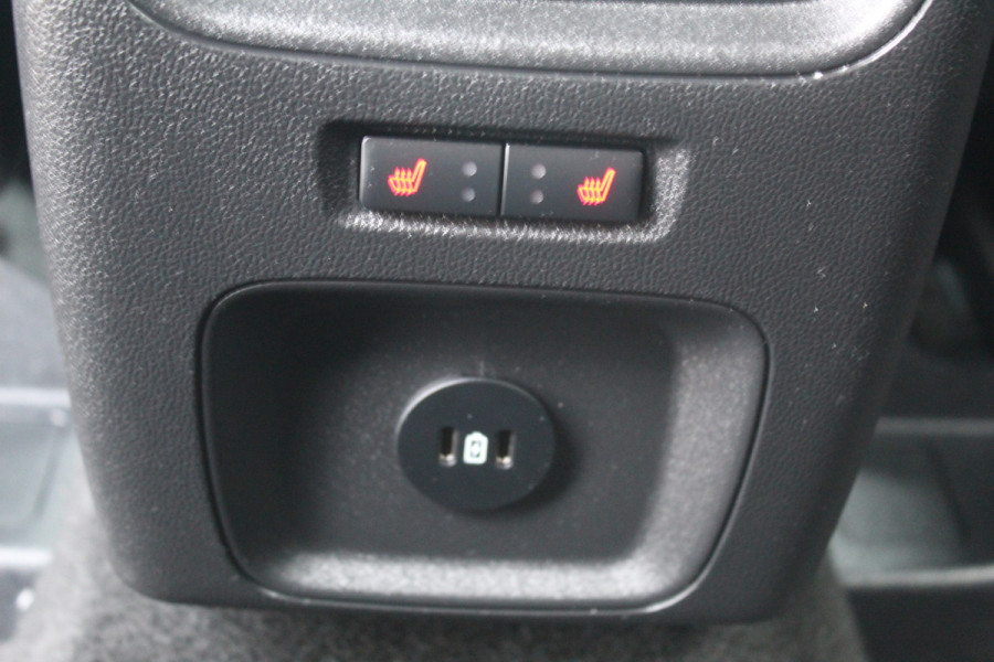 Ford Kuga 2.5-243pk PHEV ST-Line X. Van €. 54.937,- voor €. 43.735,- Trekgewicht van 2.100kg ! Elektr. panodak., elektr. trekhaak, stoel-, stuur- en voorraamverw., 360gr. Camera, HUD, AppleCarplay/Androidauto, Elektr. verstelb. comfortstoelen, LED verl.