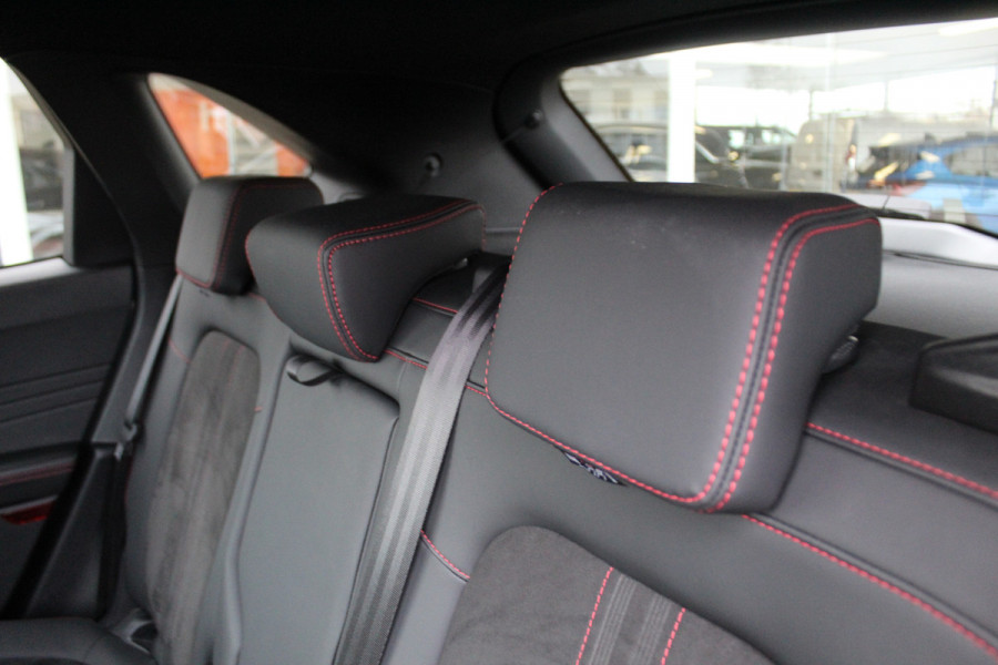 Ford Kuga 2.5-243pk PHEV ST-Line X. Van €. 54.937,- voor €. 43.735,- Trekgewicht van 2.100kg ! Elektr. panodak., elektr. trekhaak, stoel-, stuur- en voorraamverw., 360gr. Camera, HUD, AppleCarplay/Androidauto, Elektr. verstelb. comfortstoelen, LED verl.