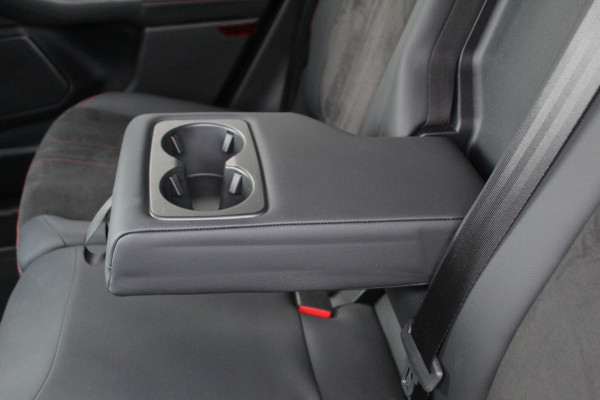 Ford Kuga 2.5-243pk PHEV ST-Line X. Van €. 54.937,- voor €. 43.735,- Trekgewicht van 2.100kg ! Elektr. panodak., elektr. trekhaak, stoel-, stuur- en voorraamverw., 360gr. Camera, HUD, AppleCarplay/Androidauto, Elektr. verstelb. comfortstoelen, LED verl.