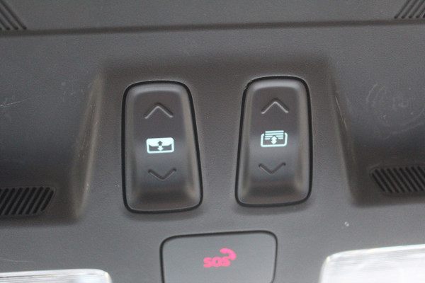 Ford Kuga 2.5-243pk PHEV ST-Line X. Van €. 54.937,- voor €. 43.735,- Trekgewicht van 2.100kg ! Elektr. panodak., elektr. trekhaak, stoel-, stuur- en voorraamverw., 360gr. Camera, HUD, AppleCarplay/Androidauto, Elektr. verstelb. comfortstoelen, LED verl.